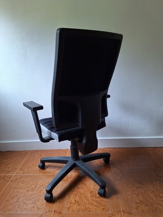 Silla de oficina ergonómica con reposabrazos