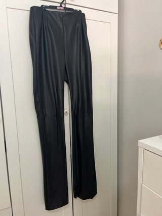 Pantalón efecto piel Zara