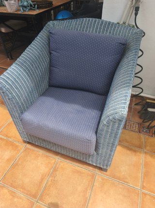 Sillón de mimbre azul con cojines