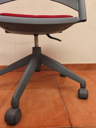 Silla de escritorio gris y roja