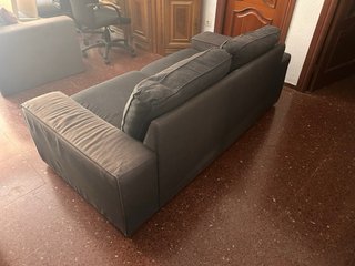 Sofá gris oscuro de tela