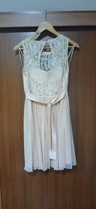Vestido color salmón con chal negro