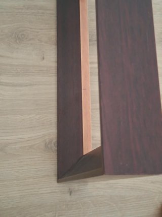 Cornice in legno massello marrone
