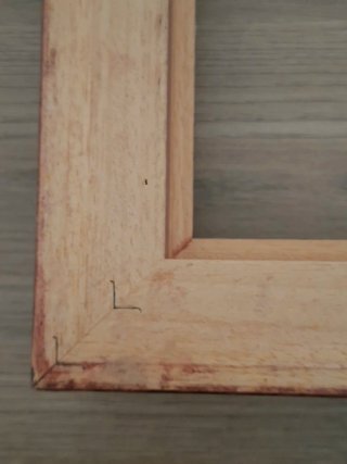 Cornice in legno massello marrone