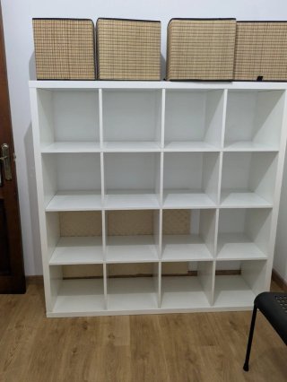 Estantería blanca con 4 cestos
