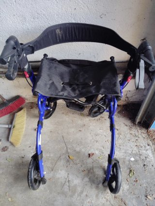 Andador con asiento y bolsa