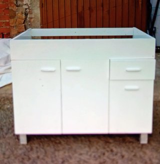 Mueble de baño blanco con cajones