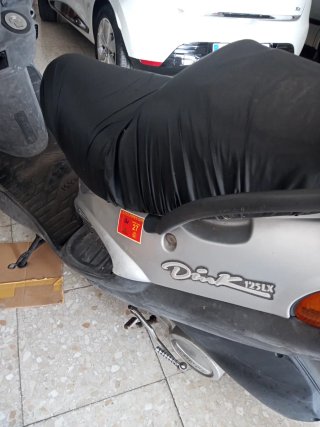 Moto Kymco Scooter Plata y Negra