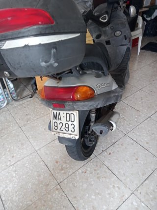Moto Kymco Scooter Plata y Negra