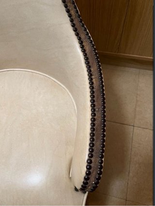 Sillón antiguo tapizado piel blanco crudo