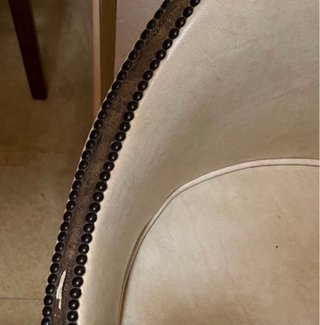 Sillón antiguo tapizado piel blanco crudo