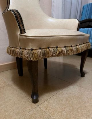 Sillón antiguo tapizado piel blanco crudo