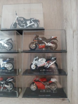 Colección de motos a escala,precio por unidad.