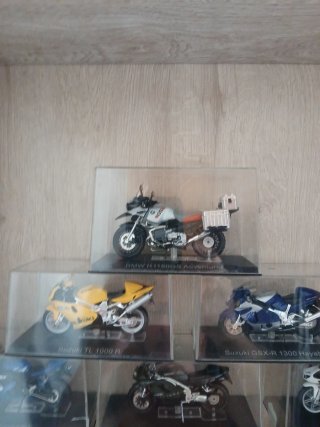 Colección de motos a escala,precio por unidad.