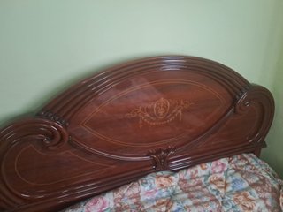 Armario de madera con espejos,  mesita y cómoda.