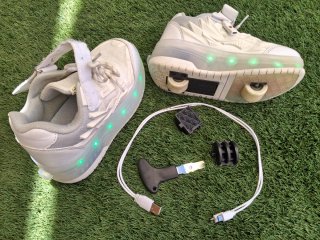 Zapatillas con ruedas y cargador