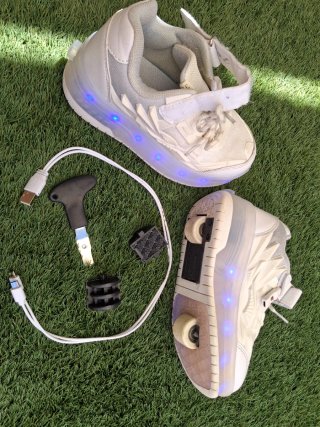 Zapatillas con ruedas y cargador