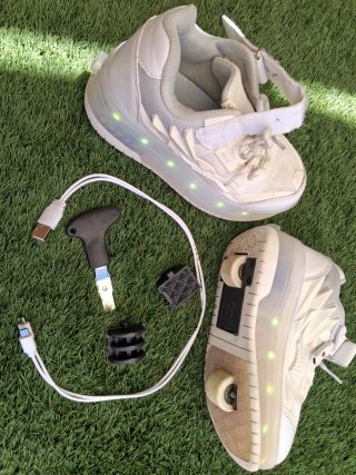 Zapatillas con ruedas y cargador