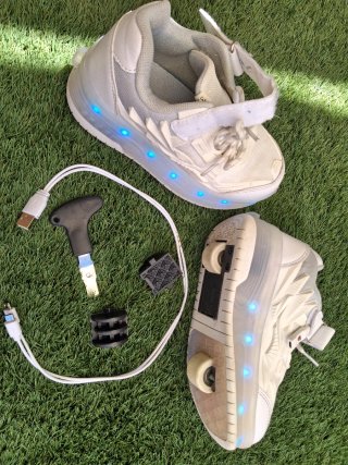 Zapatillas con ruedas y cargador
