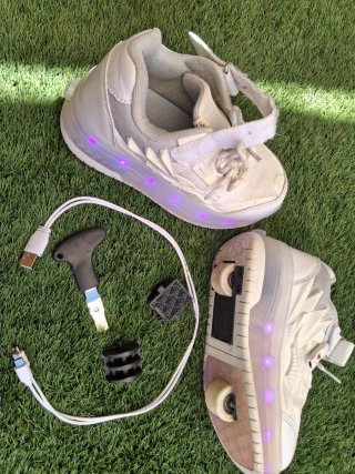 Zapatillas con ruedas y cargador