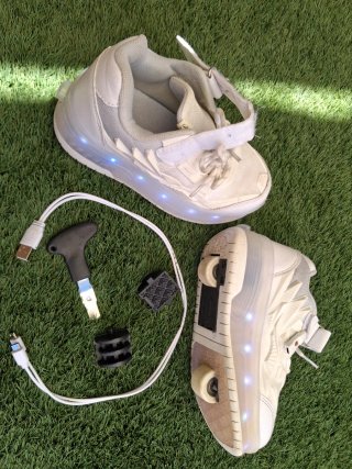 Zapatillas con ruedas y cargador