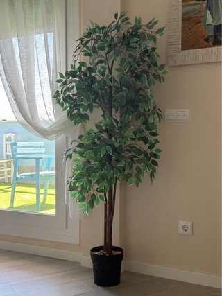 Planta artificial decorativa mide 1.30cm