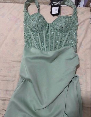 Vestido ADYCE verde con pedrería y abertura