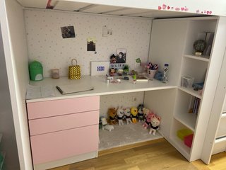 Cama alta infantil IKEA con armario y estanterías