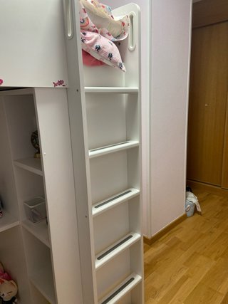 Cama alta infantil IKEA con armario y estanterías