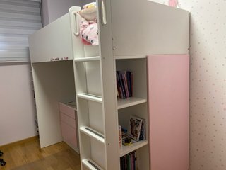 Cama alta infantil IKEA con armario y estanterías