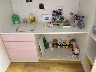 Cama alta infantil IKEA con armario y estanterías