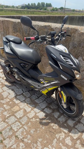 Yamaha Aerox 49cc Negra y Amarilla