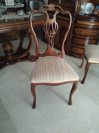 Mesa y sillas de comedor de madera
