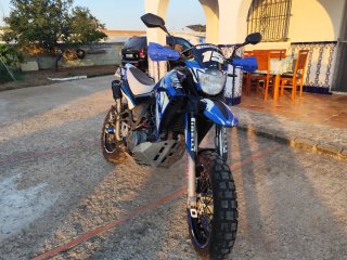 Yamaha XT660X Supermotard Azul y Blanca