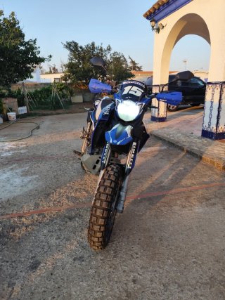 Yamaha XT660X Supermotard Azul y Blanca