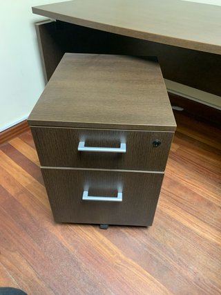 Escritorio de oficina marrón con cajonera