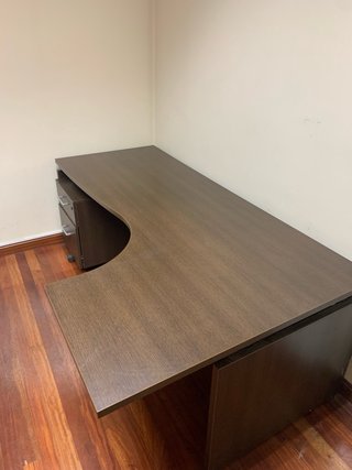 Escritorio de oficina marrón con cajonera