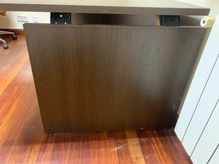 Escritorio de oficina marrón con cajonera