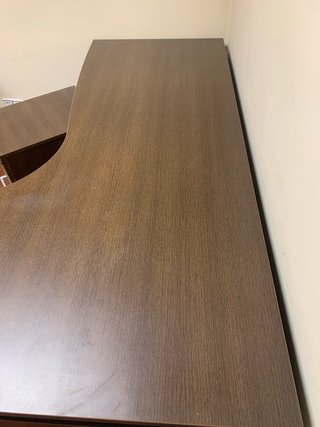 Escritorio de oficina marrón con cajonera