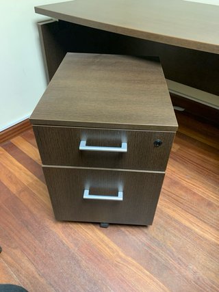 Escritorio de oficina marrón con cajonera