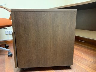 Escritorio de oficina marrón con cajonera