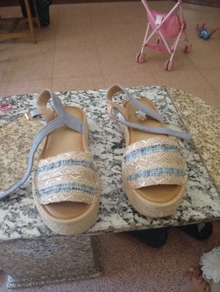 Sandalias cuña beige y azul