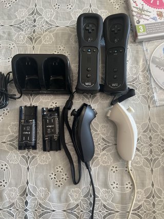 Nintendo Wii Negra + 2 Mandos + 2 Nunchuks + Juego