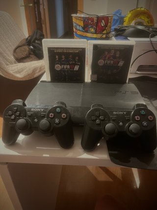 PlayStation 3 Slim con 2 mandos y FIFA 17/18