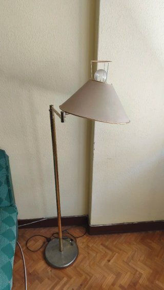 Lámpara de pie beige y dorada