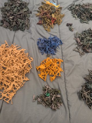 Grande lotto di 600 soldatini di plastica + accessori