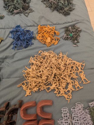 Grande lotto di 600 soldatini di plastica + accessori