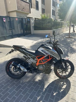 KTM 125 Duke Negra y Naranja