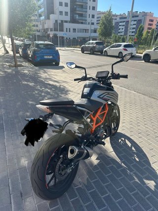 KTM 125 Duke Negra y Naranja