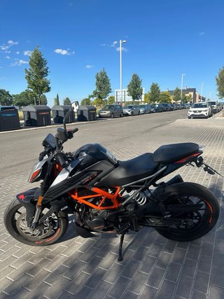 KTM 125 Duke Negra y Naranja